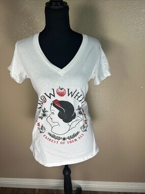 Disney Snow White “Fairest of Them All” White Graphic Tee Size Large